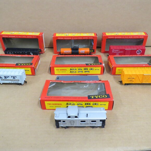 7 Assorted Vtg Tyco HO Scale Train Box Cars, Tanker, Caboose + 16 Curved Tracks - Picture 1 of 16